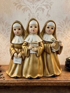 Vintage Musical Nuns Figurine, The Singing Nun "Dominique"
Made in Japan
So cute
